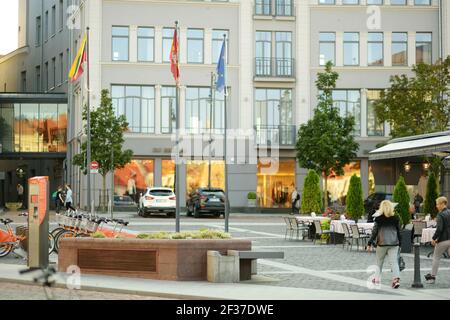 VILNIUS, LITAUEN - 20. AUGUST 2020: Stadtbewohner und Touristen bummeln auf der Didzioji-Straße, der ältesten und extravagantesten Straße der Altstadt Stockfoto