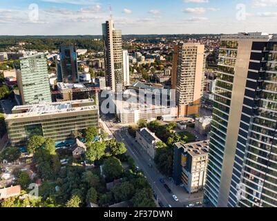 Luftaufnahme des Geschäftsviertels von Vilnius am sonnigen Sommertag. Stadtleben in Vilnius, Litauen Stockfoto