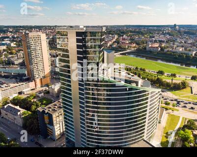 Luftaufnahme des Geschäftsviertels von Vilnius am sonnigen Sommertag. Stadtleben in Vilnius, Litauen Stockfoto