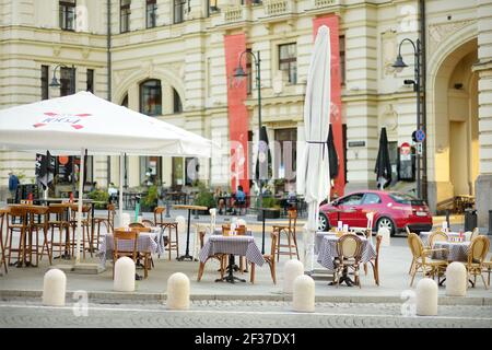 VILNIUS, LITAUEN - 20. AUGUST 2020: Enge Gassen der Altstadt von Vilnius, einer der größten erhaltenen mittelalterlichen Städte in Nordeuropa, U Stockfoto