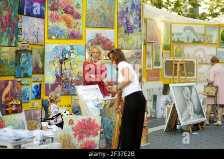 VILNIUS, LITAUEN - 5. SEPTEMBER 2020: Künstler verkaufen ihre Bilder auf der Nationenmesse, wo Meister aus den nationalen Gemeinschaften Litauens pres Stockfoto