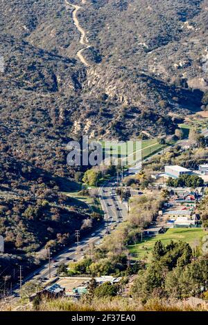 Blick auf einen Canyon und eine Straße in Laguna Beach, Kalifornien, USA. März 13, 2021 Stockfoto
