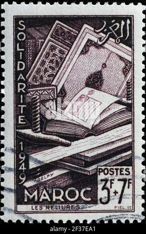 Alte marokkanische Briefmarke mit Büchern Stockfoto