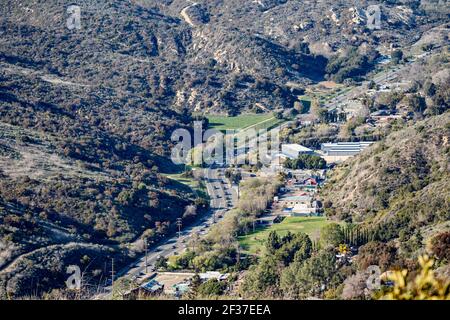 Blick auf einen Canyon und eine Straße in Laguna Beach, Kalifornien, USA. März 13, 2021 Stockfoto