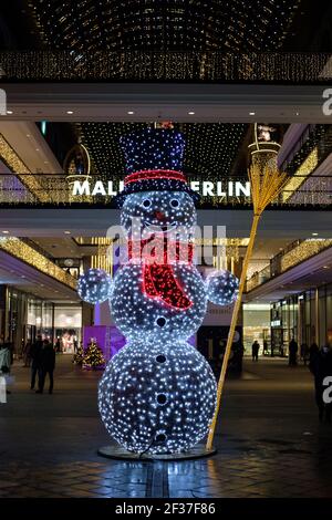 Weihnachtsbeleuchtung im Einkaufszentrum Mall of Berlin in Berlin, Deutschland im Dezember 2020. Stockfoto