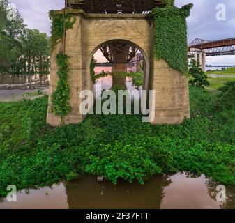 Geflutete Waterfront entlang des Mississippi Flusses Stockfoto