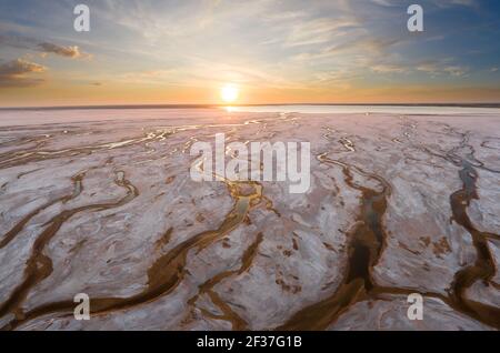 Farbenfroher Sonnenuntergang über Bächen in Desert Playa Stockfoto