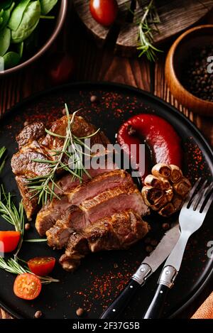 Gegrilltes Steak auf einem Holztisch Stockfoto