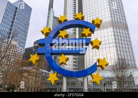 Riesen-Euro-Symbol auf dem Willy-Brandt-Platz in Frankfurt Stockfoto