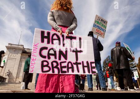 Washington, DC, USA, 15. März 2021. Im Bild: Ein Mitglied von Code Pink bei der Solidaritätskundgebung in Haiti bei der Organisation amerikanischer Staaten (OAS) hält ein Zeichen, das sagt: "Haiti kann nicht atmen", was US- und OAS-Aktionen in Haiti mit denen gegen Schwarze Amerikaner gleichsetzt. Die Schwarze Allianz für den Frieden veranstaltete die Kundgebung, um gegen die Unterstützung der OAS für Präsident Jovenel Moïse zu protestieren. Kredit: Allison C Bailey/Alamy Live Nachrichten Stockfoto