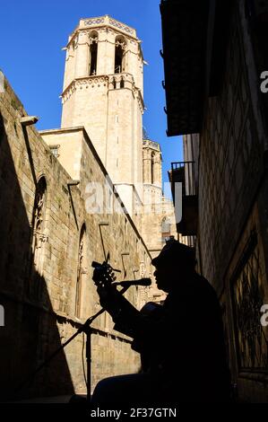 BARCELONA, SPANIEN - 10. MÄRZ 2018: Silhouette eines Straßenmusikers (Senior-Gitarrist), der in der Nähe der Kathedrale spielt. Stockfoto