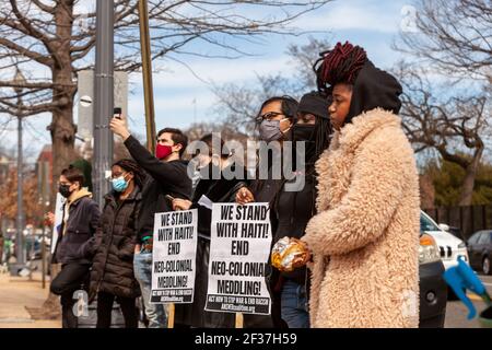 Washington, DC, USA, 15. März 2021. Im Bild: Während der Solidaritätskundgebung von Haiti vor der Organisation amerikanischer Staaten (OAS) hören Demonstranten den Rednern zu. Die Schwarze Allianz für den Frieden veranstaltete die Kundgebung, um gegen die Unterstützung der OAS für Präsident Jovenel Moïse zu protestieren. Kredit: Allison C Bailey/Alamy Live Nachrichten Stockfoto