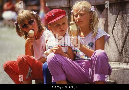 Italienische Kinder essen Eis, Piazza della Signoria, Florenz (Firenze), Toskana Region, Italien Stockfoto