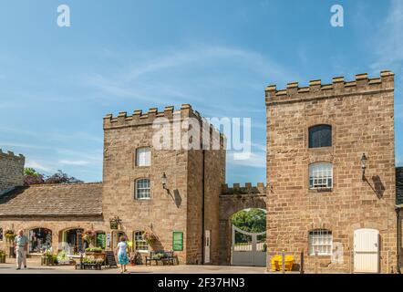 Eintritt zum Ripley Castle, einem denkmalgeschützten Landhaus aus dem 14th. Jahrhundert in Ripley, North Yorkshire, England Stockfoto