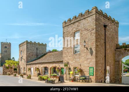 Eintritt zum Ripley Castle, einem denkmalgeschützten Landhaus aus dem 14th. Jahrhundert in Ripley, North Yorkshire, England Stockfoto