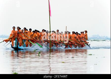 Männer üben Bootsrennen auf Inle Lake in Vorbereitung auf das Phaung Daw Oo Festival im Oktober. Shan Staat Myanmar, Burma Stockfoto