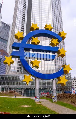 Riesen-Euro-Symbol auf dem Willy-Brandt-Platz in Frankfurt Stockfoto