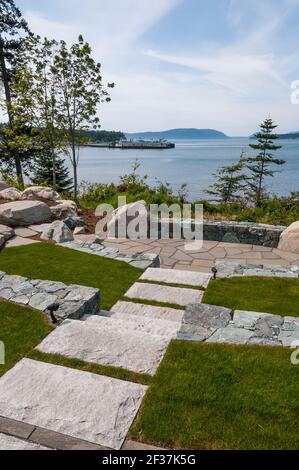 Blick auf die steinerne Terrasse und die Treppe einer Wohnsiedlung auf der Navigator Lane in der Nähe des Anacortes Ferry Terminal & Ferry Hyak in Anacortes, Washington. Stockfoto