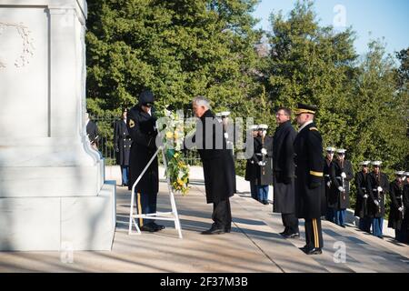 Premierminister von Australien legt einen Kranz am Grab des unbekannten Soldaten auf dem Nationalfriedhof von Arlington (23835500114). Stockfoto