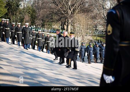 Premierminister von Australien legt einen Kranz am Grab des unbekannten Soldaten auf dem Nationalfriedhof von Arlington (24168123650). Stockfoto