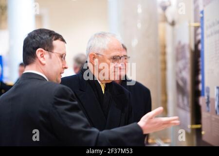 Premierminister von Australien legt einen Kranz am Grab des unbekannten Soldaten auf dem Nationalfriedhof von Arlington (24463723265). Stockfoto