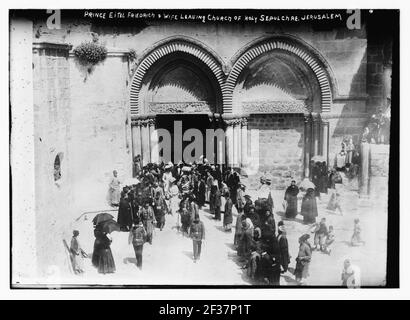 Prinz Eitel Friedrich & Frau verlassen die Kirche des Heiligen Grabes, Jerusalem. Stockfoto