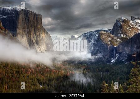 Yosemite Valley Blick im Winter nach einem Schneesturm bei Sonnenuntergang, Yosemite National Park, Kalifornien. Stockfoto