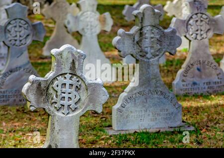 Grabsteine in Form von keltischen Kreuzen sind in einem kleinen Kirchhof am Spring Hill College, 14. März 2021, in Mobile, Alabama angeordnet. Stockfoto