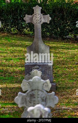 Grabsteine in Form von keltischen Kreuzen sind in einem kleinen Kirchhof am Spring Hill College, 14. März 2021, in Mobile, Alabama angeordnet. Stockfoto