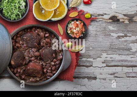 Feijoada Gericht der typischen brasilianischen Küche Draufsicht. Stockfoto
