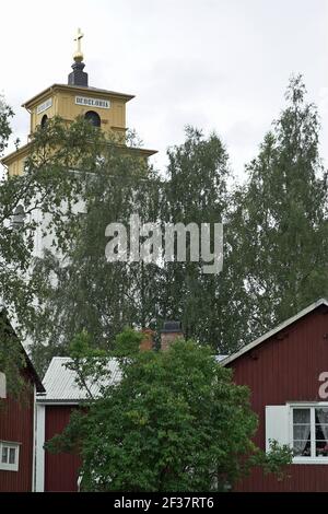 Schweden, Schweden; Kirchenstadt Gammelstad; Kirchendorf; Kirche von Nederluleå - Turm; Kirchturm, der hinter den Bäumen ragt. Stockfoto