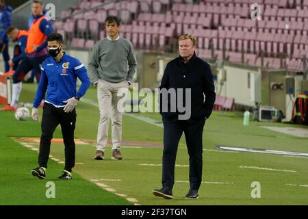 Camp Nou, Barcelona, Katalonien, Spanien. März 2021, 15th. La Liga Fußball, Barcelona gegen Huesca; Ronald Koeman der FC Barcelona Trainer beobachtet das Spiel genau Credit: Action Plus Sports/Alamy Live News Stockfoto