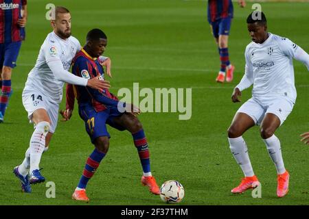 Camp Nou, Barcelona, Katalonien, Spanien. März 2021, 15th. La Liga Football, Barcelona gegen Huesca; Ousmane Dembele von Barcelona wird von Jorge Pulido von Huesca gequatscht Credit: Action Plus Sports/Alamy Live News Stockfoto