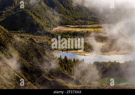 Blick über den See Lagoa do Fogo, auf der Insel Sao Miguel, Reiseziel der Azoren. Stockfoto