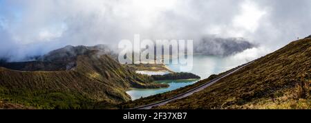 Blick über den See Lagoa do Fogo, auf der Insel Sao Miguel, Reiseziel der Azoren. Stockfoto