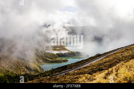 Blick über den See Lagoa do Fogo, auf der Insel Sao Miguel, Reiseziel der Azoren. Stockfoto