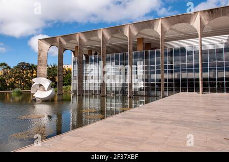 BRASILIA, BRASILIEN - 7. Juni 2015: Itamaraty Palast, der Sitz des Ministeriums für Außenbeziehungen. Gestaltet von Oscar Niemeyer. Stockfoto