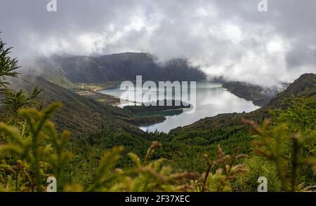 Blick über den See Lagoa do Fogo, auf der Insel Sao Miguel, Reiseziel der Azoren. Stockfoto