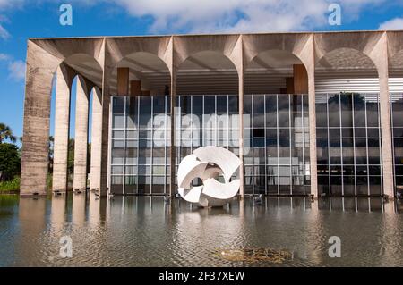 BRASILIA, BRASILIEN - 7. Juni 2015: Itamaraty Palast, der Sitz des Ministeriums für Außenbeziehungen. Gestaltet von Oscar Niemeyer. Stockfoto