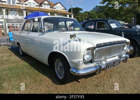 A 1965 Ford Zephyr bis auf Anzeige an der Englischen Riviera Classic Car Show, Torquay, Devon, England, UK geparkt. Stockfoto