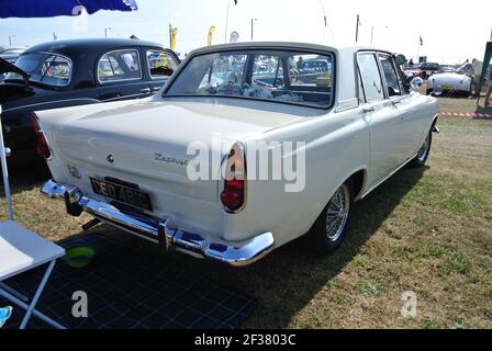 A 1965 Ford Zephyr bis auf Anzeige an der Englischen Riviera Classic Car Show, Torquay, Devon, England, UK geparkt. Stockfoto