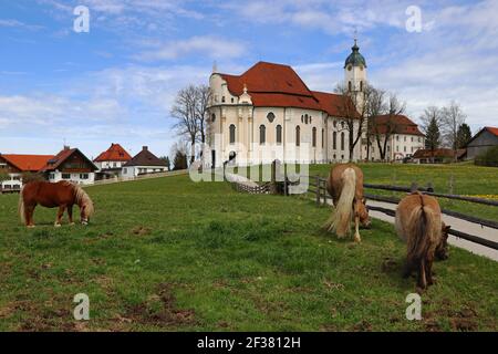 Die berühmte Wieskirche in Steingaden in Bayern (Deutschland). Alte berühmte Wallfahrtskirche Stockfoto