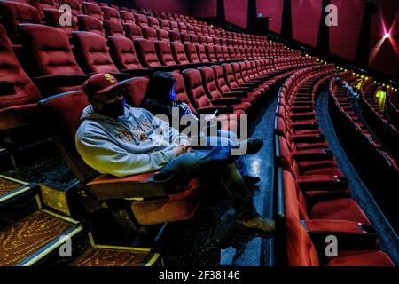 Los Angeles, Kalifornien, USA. März 2021, 15th. Kinobesucher, die am ersten Tag der Wiedereröffnung eines Kinos in gesellschaftlich entfernter Sitzanordnung im AMC Theatre sitzen, nachdem sie am 15. März 2021 aufgrund der COVID-19-Pandemie in Burbank, Kalifornien, geschlossen wurden. Los Angeles County Restaurants können wieder begrüßen Kunden in Innenräumen, und Kinos und Fitness-Center sind in der Lage, wieder zu öffnen, alle mit begrenzter Kapazität, mit der Grafschaft rückt heute in die weniger restriktive rote Stufe des Staates ''Blueprint für eine sichere Wirtschaft. Kredit: Ringo Chiu/ZUMA Wire/Alamy Live Nachrichten Stockfoto