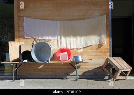 Schüsseln und Handtücher für die Herstellung von Käse Stockfoto