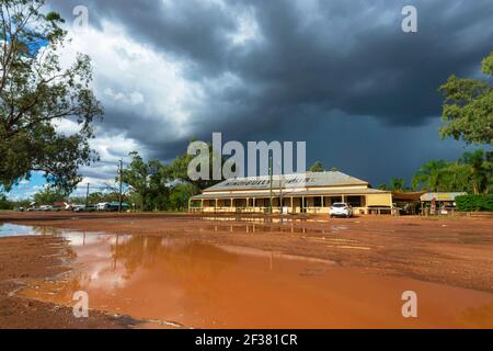 The Nindigully Pub, ein berühmter historischer, abgelegener Outback Pub, während eines Sturms mit schwarzen Wolken und rotem Schlamm, in der Nähe von Thallon, Queensland, QLD, Australien Stockfoto