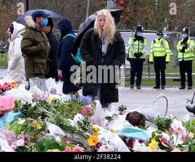 33-jährige Marketing-Executive Sarah Everard verschwand aus Süd-London am Abend des 3. März 2021.Sie lebte in der Londoner Brixton Hill Gegend, ging sie vermisst, nachdem sie ein Haus eines Freundes in der Nähe Clapham Common zu Fuß nach Hause. Am 9. März wurde Wayne Couzens, ein Beamter der Metropolitan Police bei der parlamentarischen und diplomatischen Schutzeinheit, im Deal Kent verhaftet. Am 10. März wurden ihre Überreste im Wald bei Ashford Kent entdeckt. Zwei Tage später wurde er wegen Entführung und Mord angeklagt.EINE Mahnwache war in London hilfreich und führte zu einer umstrittenen Reaktion der Polizei. Stockfoto