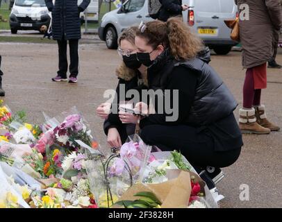 33-jährige Marketing-Executive Sarah Everard verschwand aus Süd-London am Abend des 3. März 2021.Sie lebte in der Londoner Brixton Hill Gegend, ging sie vermisst, nachdem sie ein Haus eines Freundes in der Nähe Clapham Common zu Fuß nach Hause. Am 9. März wurde Wayne Couzens, ein Beamter der Metropolitan Police bei der parlamentarischen und diplomatischen Schutzeinheit, im Deal Kent verhaftet. Am 10. März wurden ihre Überreste im Wald bei Ashford Kent entdeckt. Zwei Tage später wurde er wegen Entführung und Mord angeklagt.EINE Mahnwache war in London hilfreich und führte zu einer umstrittenen Reaktion der Polizei. Stockfoto