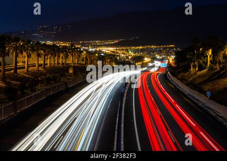 Atemberaubende Langzeitbelichtung Foto der Autobahn in der Nacht mit den hellen Spuren der Autos. Stockfoto