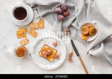 Komposition mit süßer Feigenmarmelade auf grunge Hintergrund Stockfoto