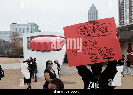 Atlanta, Georgia, USA. März 2021, 15th. Demonstranten in Atlanta halten eine Kundgebung vor dem World of Coca-Cola Museum ab, um gegen die Spenden des Coca-Cola-Konzerns an mehrere Politiker zu protestieren, die mehrere Wahlvorschläge unterstützen, die ein Versuch zur Unterdrückung von Wählern sind, so Wahlrechtsbefürworter. Kredit: John Arthur Brown/ZUMA Wire/Alamy Live Nachrichten Stockfoto